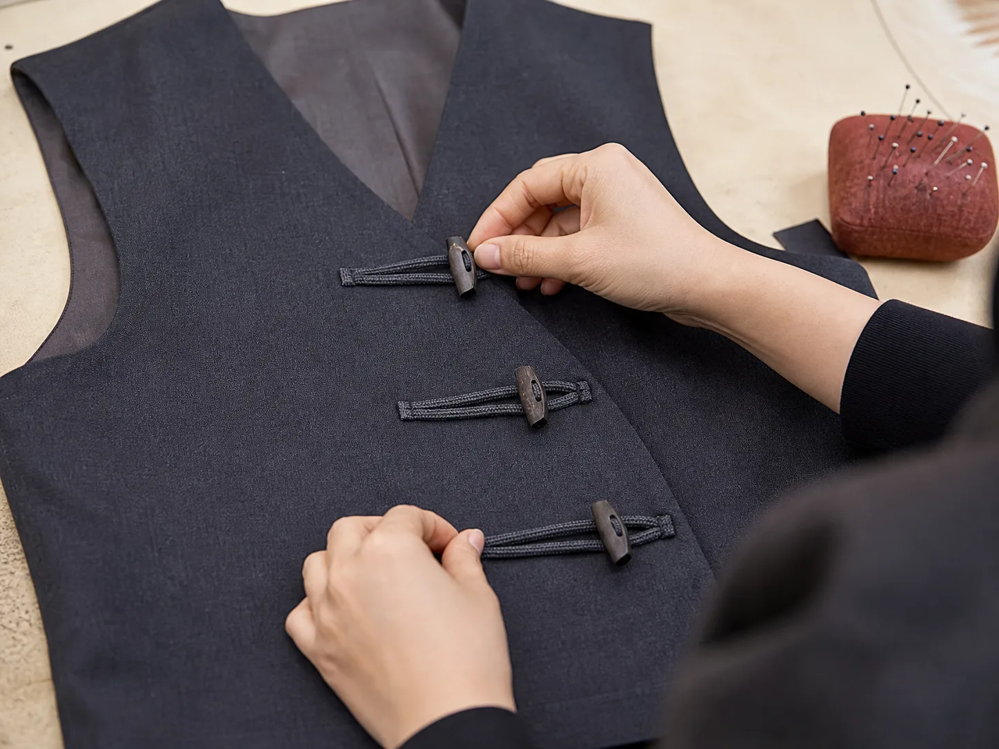 Otras prendas: openings and closures