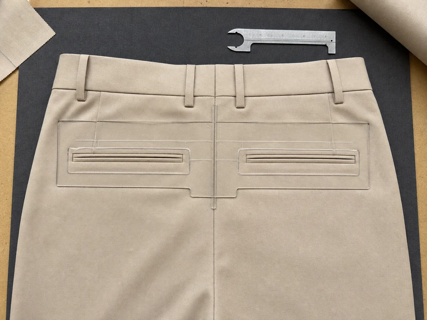 Pantalones: closures and finish