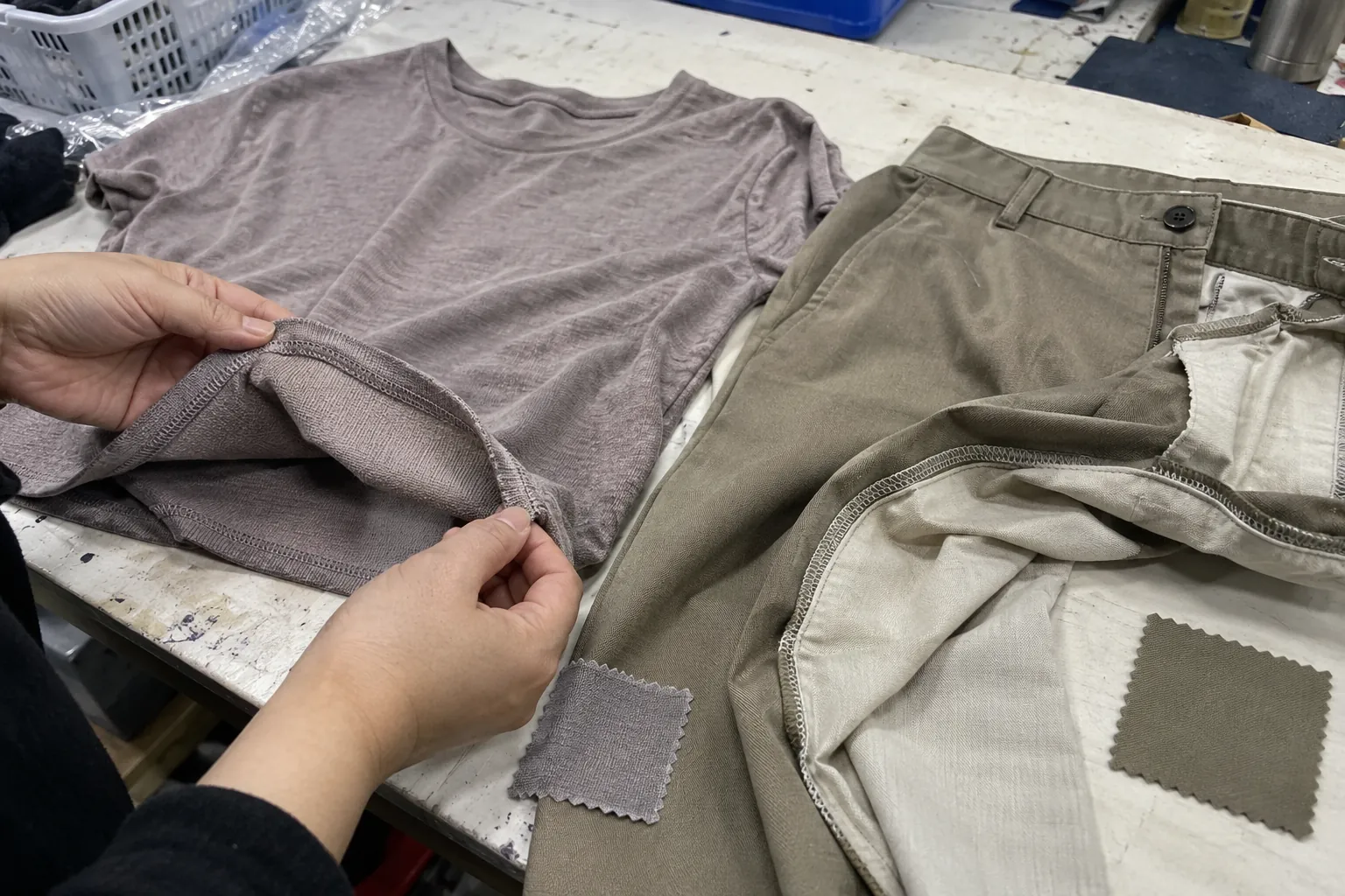 Comparaison rapprochée d’un vêtement en maille et d’un pantalon tissé, coutures retournées.